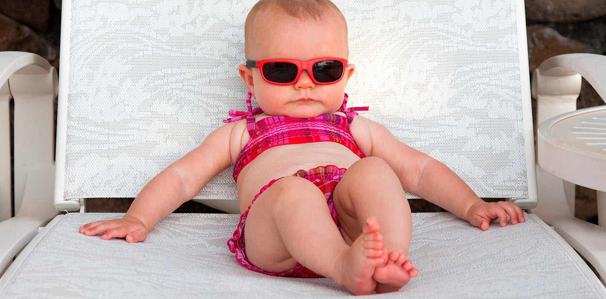 bebé tomando el sol