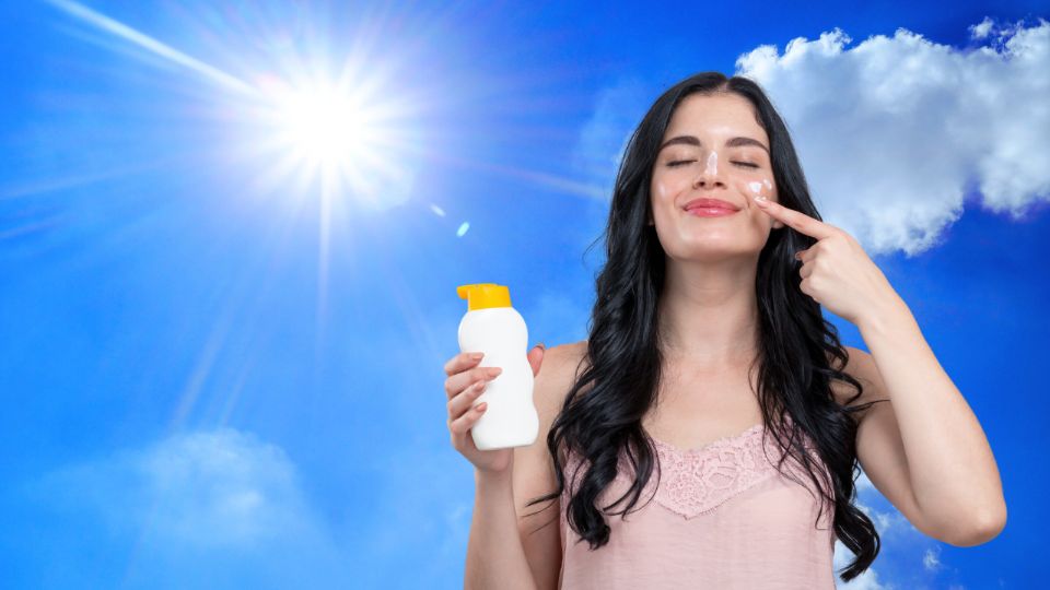 Mujer usando protector solar facial