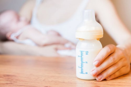 Biberón de leche en primer plano