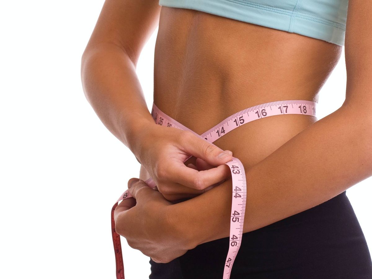 Mujer se mide la panza