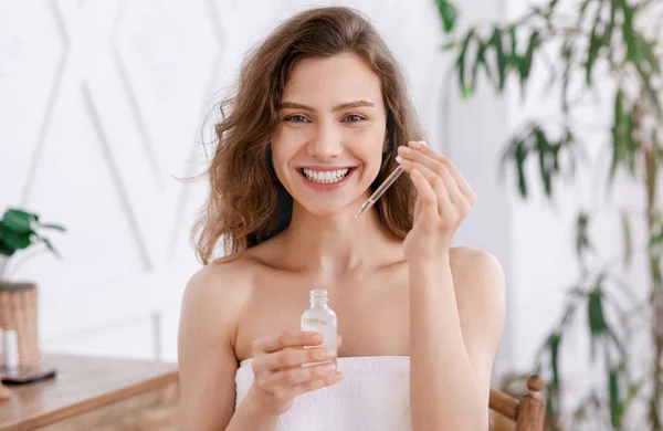 Mujer usando suero facial