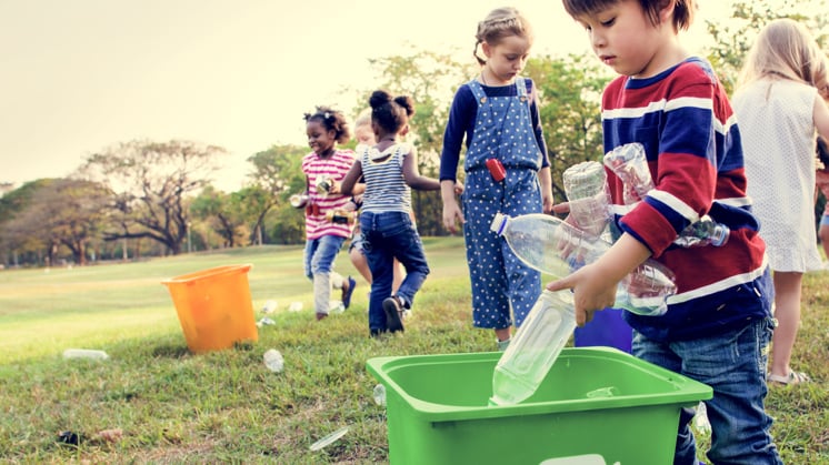 niños reciclando