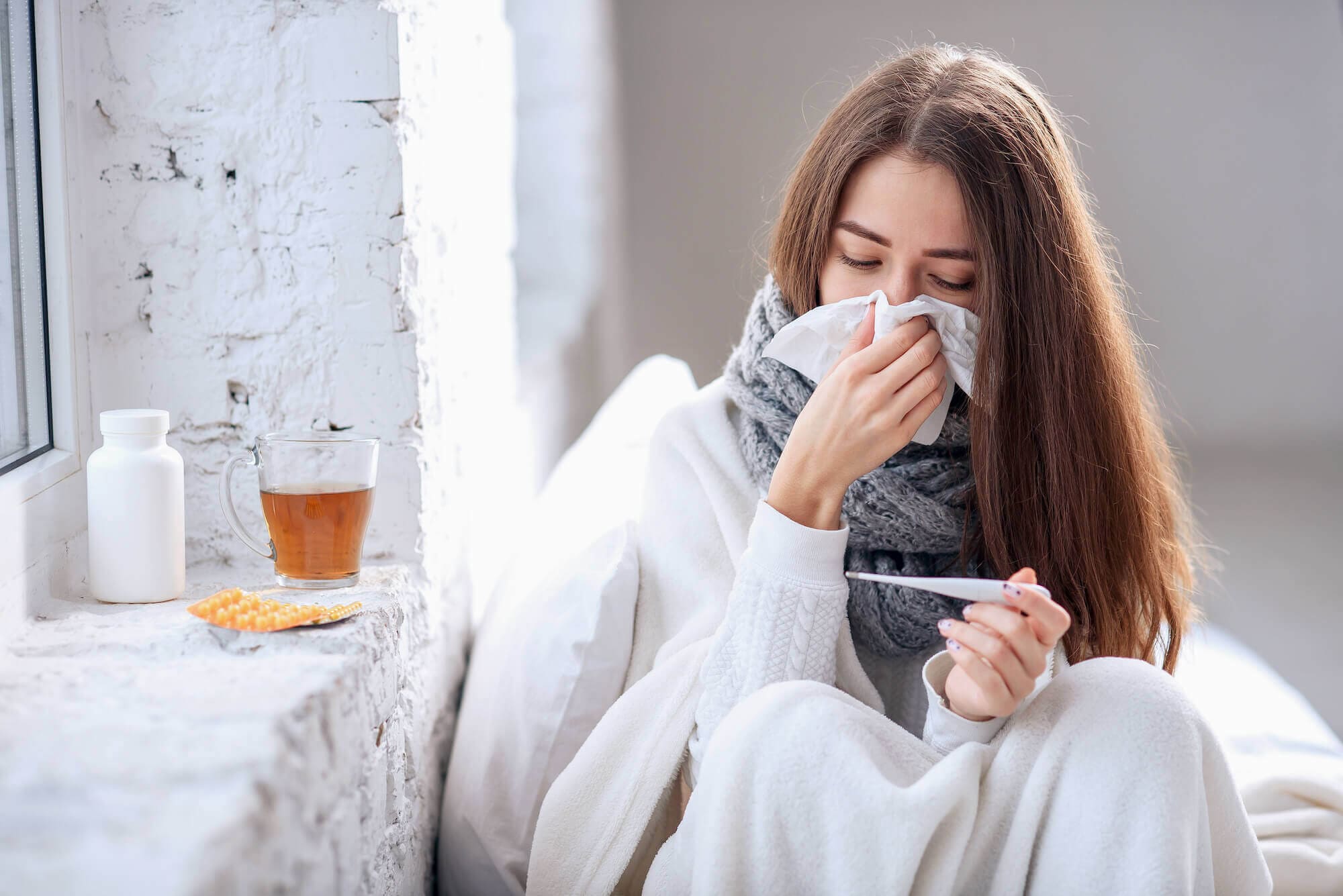 Mujer con gripe y resfriado