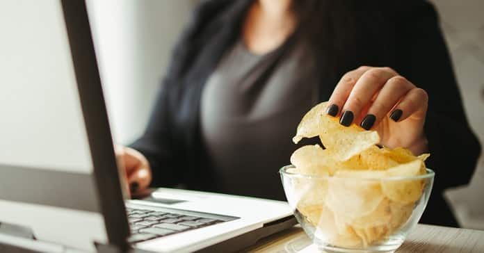 Mujer comiendo papas