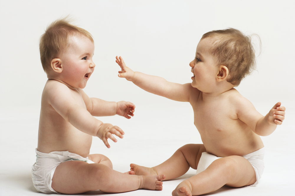 2 bebés en pañales