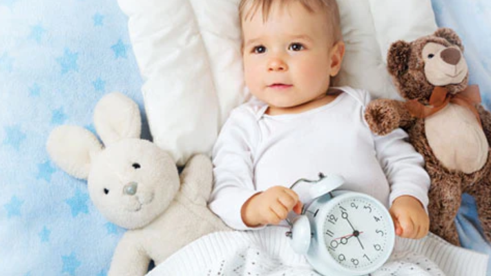 bebé acostado con peluches
