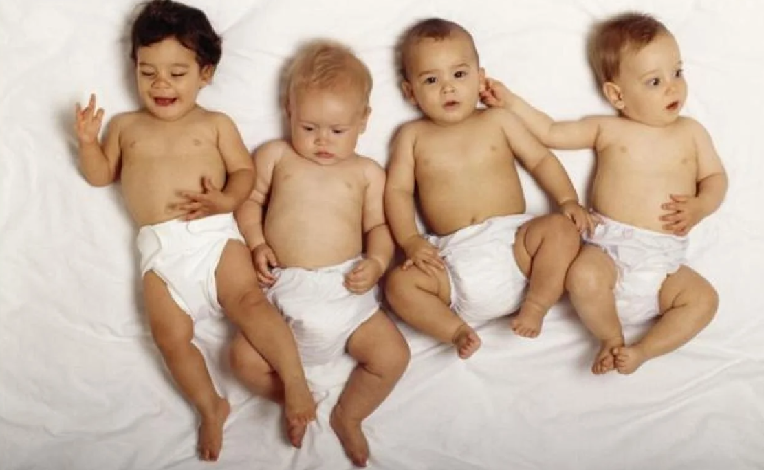 cuatro bebés en pañales