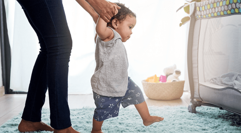 toddler caminando