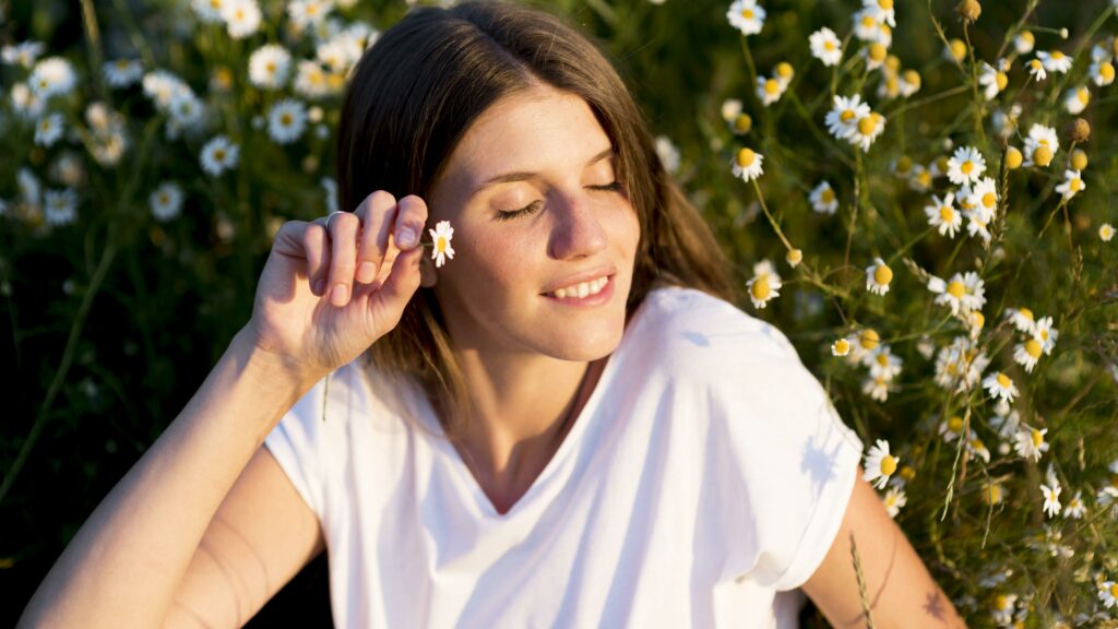 Mujer con rostro bajo el sol