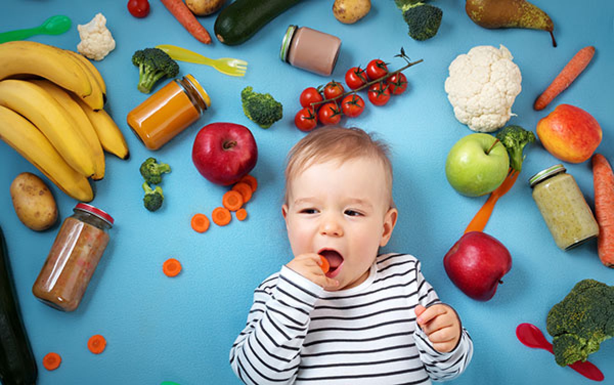 bebé con frutas y verduras