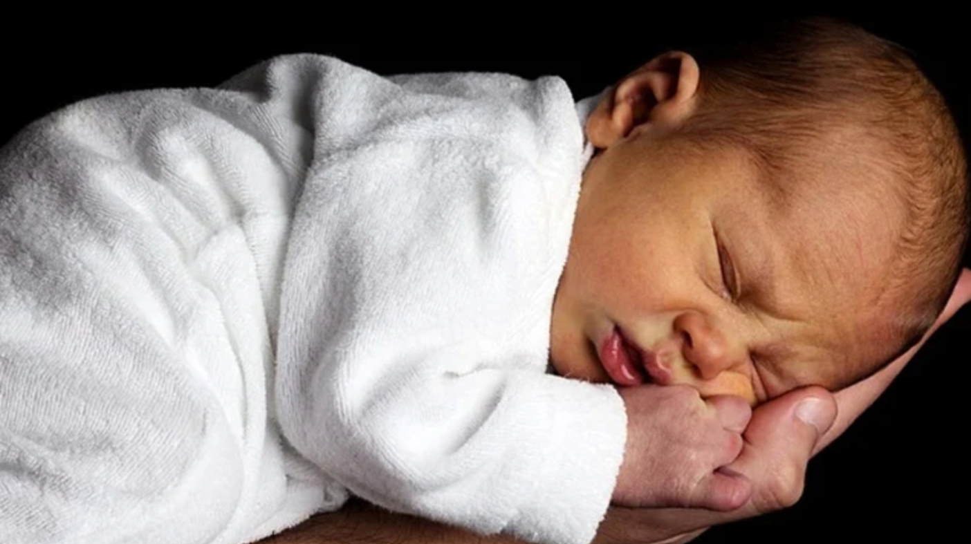 bebé recién nacido dormido