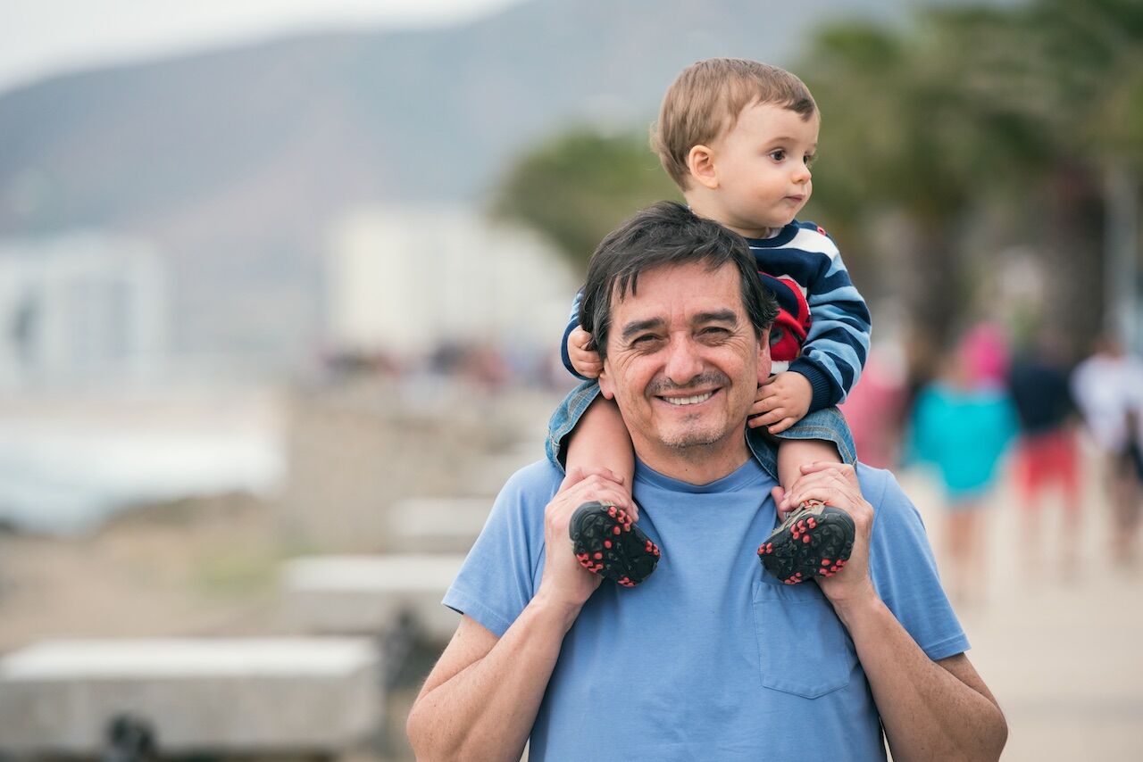 papá con toddler