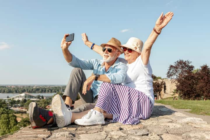 pareja de la tercera edad en viaje