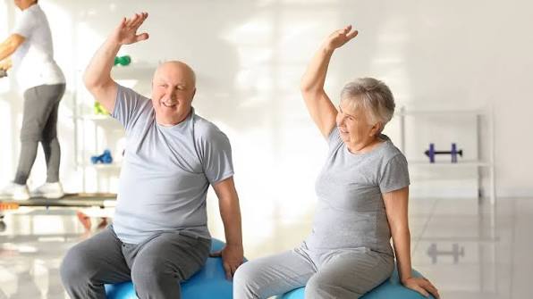 personas de 60 haciendo ejercicio